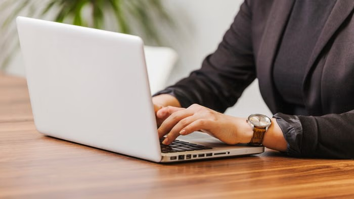 Old Laptop Selling Tips: શું તમે જૂનું લેપટોપ કે પીસી વેચવાનું વિચારી રહ્યા છો? આ બાબતોનું ખાસ ધ્યાન રાખો, તમે ઘણી મુશ્કેલીઓથી બચી શકશો 1 Old Laptop Selling Tips