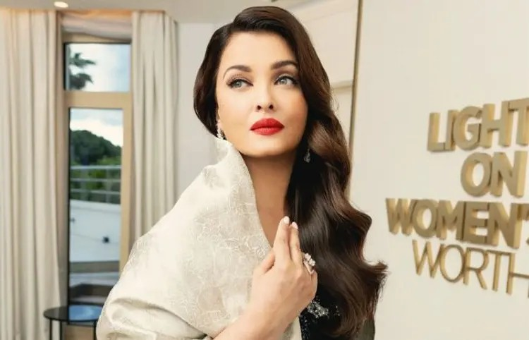 Aishwarya Rai Ramp Walk: પેરિસ ફેશન વીક 2025માં ઐશ્વર્યા રાય બચ્ચની રેમ્પ વોક: સ્લિમ લુક અને મનીષ મલ્હોત્રા ડિઝાઇનેડ હીરા કોસ્ચ્યુમથી ચાહકો આશ્ચર્યમાં 1