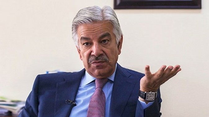 Pakistan Defence Minister AI discussion gaffe: પાકિસ્તાનને વધુ એક શરમનો સામનો કરવો પડ્યો: પાકિસ્તાનના સંરક્ષણ પ્રધાન AI પર ચર્ચા દરમિયાન સાત વાર ઠોકર ખાઈ ગયા, જેના કારણે સોશિયલ મીડિયામાં મજાક ઉડી. 1 u0vz2c9g