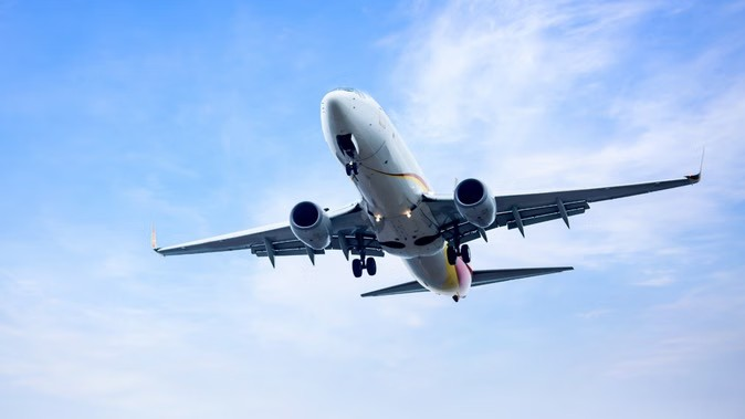 Flights diverted to Lucknow due to bad weather: વારાણસી જતી બે ફ્લાઇટ્સ લખનૌ એરપોર્ટ પર ઉતરી, જેમાં ૩૩૪ મુસાફરો હતા; ખરાબ હવામાન તેનું કારણ હતું. 1