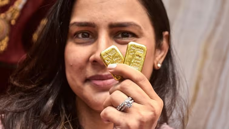 Gold Import Rules India: દુબઈથી સોનું લાવતા પહેલા જાણો ભારતીય કસ્ટમ્સના નિયમો, નહીંતર થઈ શકે છે જપ્તી અને 7 વર્ષ સુધીની કેદ 1 2znjv5r4
