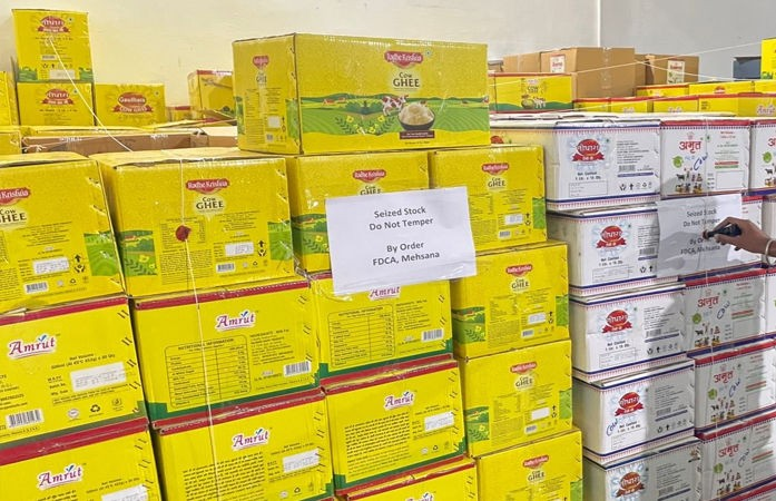 Mehsana ghee factory raid: મહેસાણાના ગિલોસણમાં તહેવાર પહેલા ફેક્ટરીમાંથી 96 લાખનો શંકાસ્પદ ઘીનો જથ્થો ઝડપાયો 1 68gzfuj8