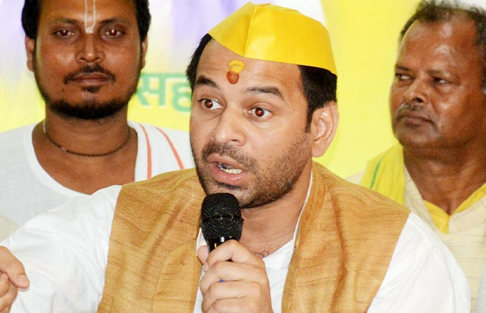Tej Pratap Yadav rally attack Bihar election: બિહારમાં તેજ પ્રતાપ યાદવના કાફલા પર પથ્થરમારો, RJD સમર્થકોના નારા બાદ રાજકીય તણાવ વધ્યો 1 6sju45mi