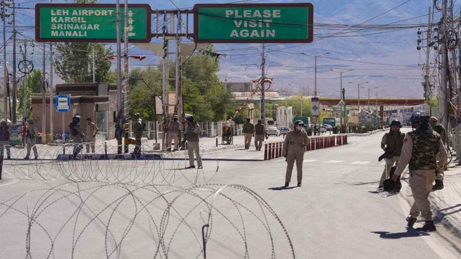 Leh violence inquiry: લેહ હિંસાની ન્યાયિક તપાસનો આદેશ, ચાર અઠવાડિયામાં રિપોર્ટ સુપરત કરવાનો આદેશ; ચાર લોકોના મોત 1 7q2zb8te