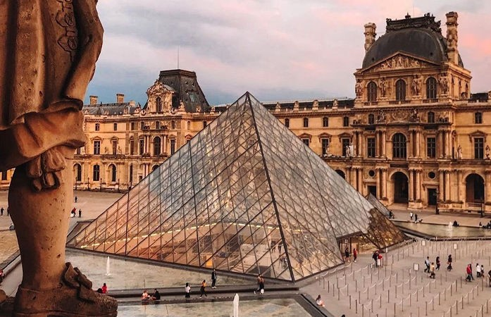 Louvre Museum Paris Theft: પેરિસના લૂવ્ર મ્યુઝિયમમાં ચોરીથી હડકંપ, નેપોલિયનના કલેક્શનમાંથી અમૂલ્ય ઘરેણાં ગાયબ 1 8577sbce