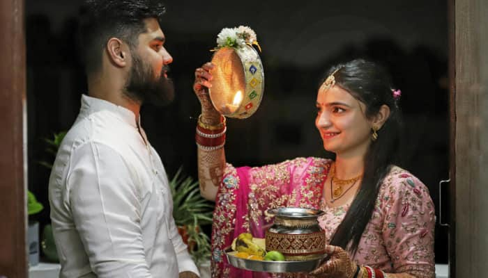 Karwa Chauth 2025: પહેલી વાર કરવા ચોથનું વ્રત કરતી મહિલાઓએ આ બાબતો ધ્યાનમાં રાખવી જોઈએ. 1 b31dui3v