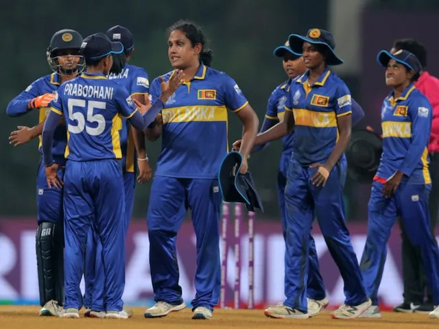 SL W vs BAN W: શ્રીલંકા મહિલા ટીમે ICC ODI વર્લ્ડ કપમાં બાંગ્લાદેશને 7 રનથી હરાવી, ચમારી અતાપટ્ટુએ ત્રિકોણી વિકેટ સાથે જીત નક્કી કરી 1