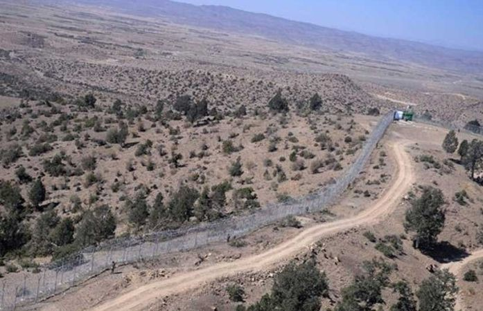 Pakistan Afghanistan border tension: કાબુલ પર પાકિસ્તાની હવાઈ હુમલા બાદ ડ્યુરન્ડ લાઈન પર ભારે ગોળીબાર, બંને દેશો વચ્ચે યુદ્ધ જેવી સ્થિતિ 1 cvod99j7