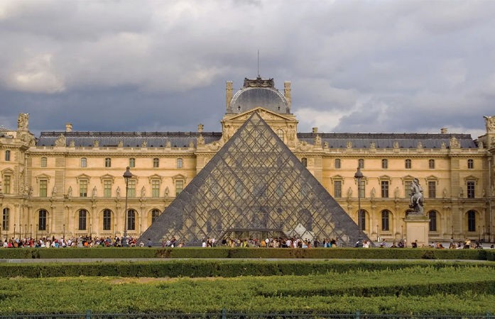 Paris museum robbery: 8 મિનિટમાં 8 અબજની ચોરી! પેરિસના મ્યૂઝિયમમાં લૂંટ મચાવનાર ચોર અંતે પકડાયો 1 euy8oig1