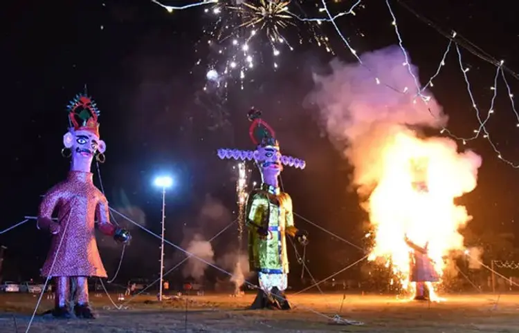 Dussehra Celebration in Ahmedabad: અમદાવાદમાં દશેરાની ઉજવણી : 45 ફૂટ ઊંચા રાવણના પુતળાનું દહન, જાણો મુખ્ય સ્થળો 1 image 2