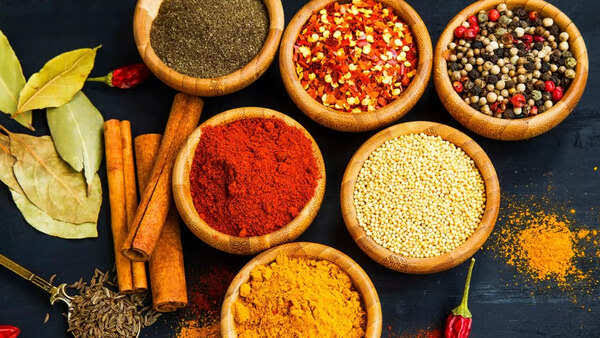 Adulteration in Spices: મીઠાઈઓમાં તો ભેળસેળ હોય જ છે પરંતુ મિલાવટખોરોએ મરચું અને હળદર જેવા મસાલાને પણ નથી છોડ્યા, ત્યારે તેની શુદ્ધતા ચકાસવા આ પ્રયોગ કરો 1 images 2