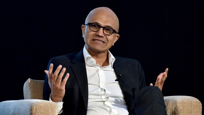 Microsoft CEO Satya Nadella Salary: માઈક્રોસોફ્ટના સીઈઓ સત્યા નડેલા કેટલી કમાણી કરે છે? તેઓ દરરોજ એક લક્ઝરી કાર ખરીદી શકે છે. 1 m9gowi62
