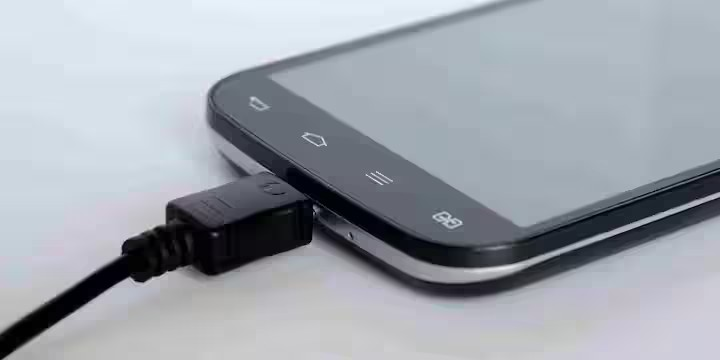 Smartphone Charger Tips: જાહેર ચાર્જિંગ અને અજાણ્યા કેબલમાં છુપાયેલા હેકર્સ: ચાર્જર ઉધાર લેતા તમારા ફોનની ગોપનીયતા અને ડેટા જોખમમાં પડી શકે છે 1 o59oemu9