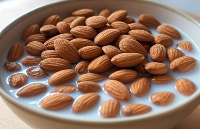 Almond Milk Benefits: રાત્રે દૂધમાં પલાળેલી બદામ ખાવાથી હાડકા મજબૂત, હૃદય સ્વસ્થ અને ઊર્જા વધારશે 1 owdkfbgm