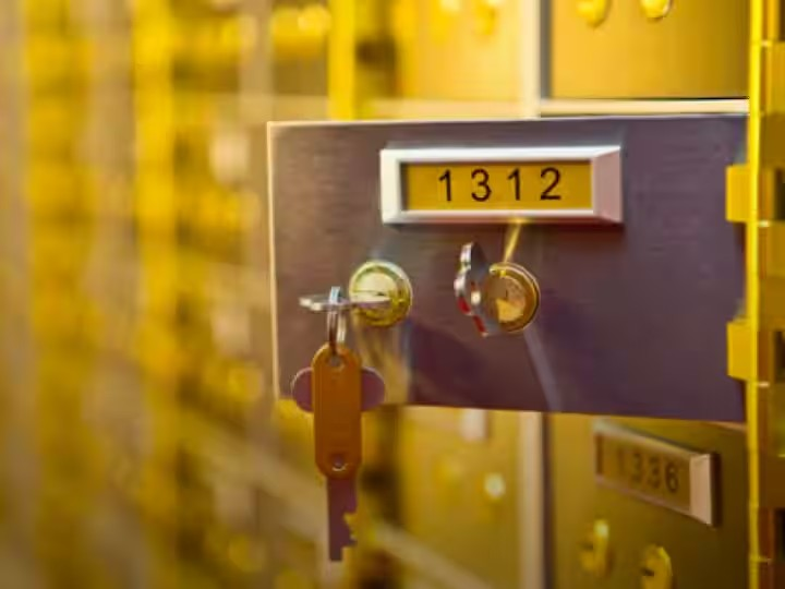 Bank locker new rules: 1 નવેમ્બરથી બેંક લોકર માટે નવા નિયમો લાગુ, હવે ચાર ક્રમિક નોમિની અને પ્રાથમિકતા સૂચિ ફરજિયાત 1 q2j0jv09