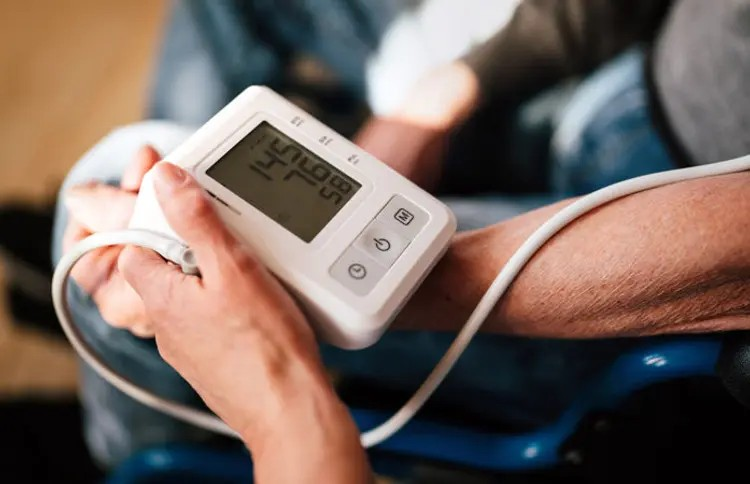 Travel tips for high blood pressure: હાઈ બ્લડ પ્રેશર ધરાવતા પ્રવાસી માટે સલામત મુસાફરી માટે જાણવી જરૂરી બાબતો 1 qdrmpkvc