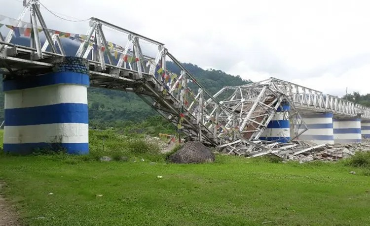 Darjeeling Bridge Collapse: દાર્જિલિંગમાં ભારે વરસાદ: બાલાસોન નદી પર બ્રિજ ધરાશાયી, 6 મોત, બચાવ કામગીરી ચાલુ 1