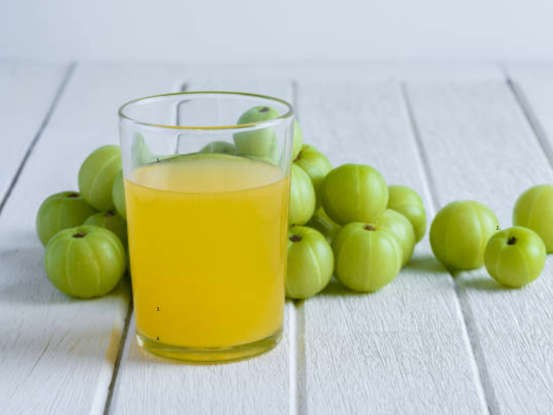 Turmeric Amla Benefits: હળદર અને આમળાનું સેવન ખાલી પેટે કરવાથી વધે રોગપ્રતિકારક શક્તિ, ત્વચા, વાળ અને પાચનમાં મળે લાભ 1