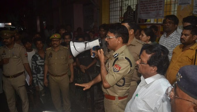 Kanpur Blast: કાનપુરમાં બિસાતખાના વિસ્તારમાં રાતોરાત પોલીસ ઓપરેશન: દુકાનોમાંથી બારુદ, સૂતળી બોમ્બ અને ફટાકડાનો જથ્થો જપ્ત, 12 લોકો કસ્ટડીમાં 1