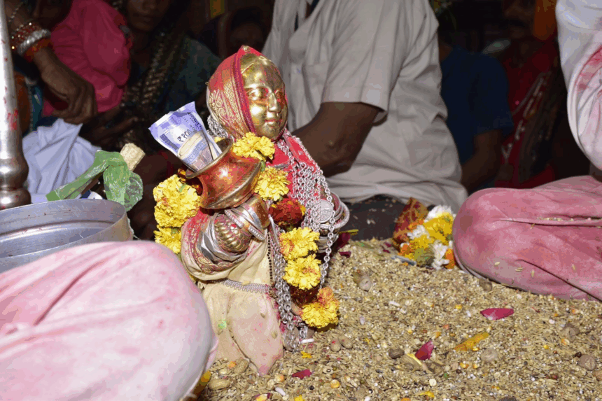 Devmogra Mata Temple: સાતપુડાની ગોદમાં કરોડો આદિવાસીઓની આસ્થાનું કેન્દ્ર: ગુજરાતનું 'દેવમોગરા ધામ', જ્યાં માતાજીની 'કણી-કંસરી'નું અન્ન ભંડાર ક્યારેય ખૂટતું નથી! 1 10n7m51v