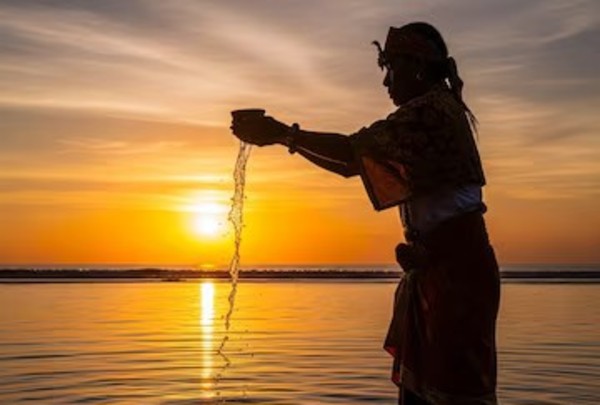 Surya Dev Arghya Benefits Rules: કિસ્મત ચમકાવવા અને માન-સન્માન મેળવવા: જાણો સૂર્યદેવને જળ ચઢાવવાની સાચી વિધિ અને નિયમો 1 Surya Dev Arghya Benefits Rules