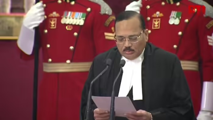 CJI Suryakant Oath: જસ્ટિસ સૂર્યકાન્તે દેશના ૫૩મા મુખ્ય ન્યાયાધીશ તરીકે હિન્દીમાં શપથ લીધા; કાર્યકાળ ૨૦૨૭ સુધી 1 CJI Suryakant Oath