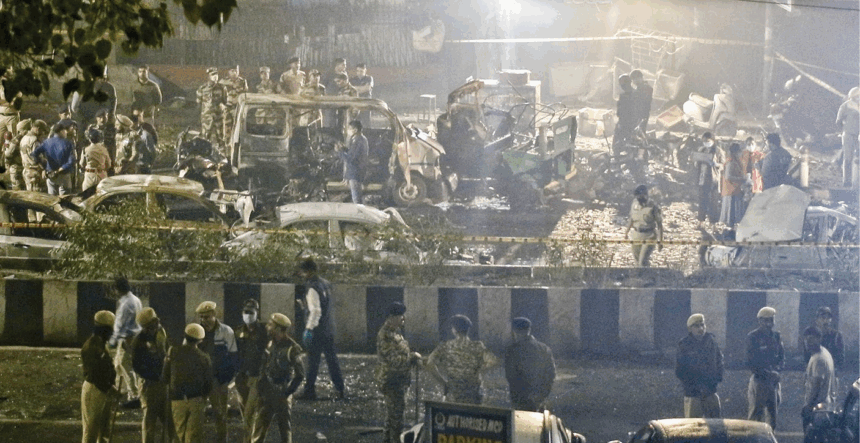 Delhi Car Blast Case Update: દિલ્હી બ્લાસ્ટમાં નવો વળાંક: પોલીસને 'લાલ ઈકોસ્પોર્ટ' કાર ની શોધખોળ! શંકાસ્પદ ઉમરના નામે નોંધાયેલી કાર માટે દિલ્હી, UP અને હરિયાણામાં હાઈએલર્ટ 1 Delhi Car Blast Case Update