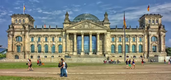 Salaries in Germany: જર્મનીમાં ગ્રેજ્યુએશન પછી પગાર: ભારતીય વિદ્યાર્થીઓને વાર્ષિક ₹૬૦ લાખથી વધુ કમાણીનો અવસર! 1 Salaries in Germany