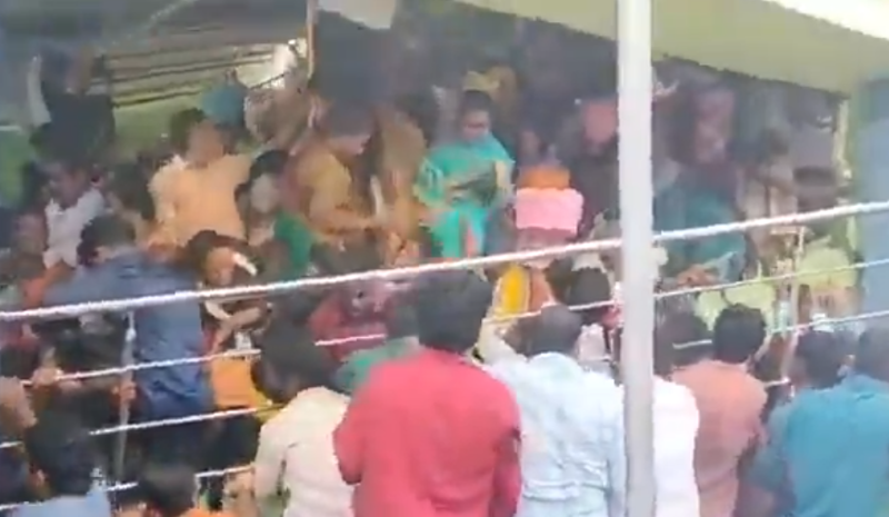 Venkateswara Swamy Temple Stampede: આંધ્રપ્રદેશના વેંકટેશ્વર મંદિરમાં ભાગદોડની દુર્ઘટના: 9 શ્રદ્ધાળુઓનાં મોત, અનેક ઘાયલ; CM નાયડુએ વ્યક્ત કર્યો શોક 1 bav15fek