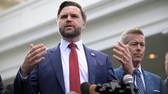 JD Vance immigration controversy: ભારતીય વિદ્યાર્થીએ JD વાન્સને પૂછ્યો તીખો પ્રશ્ન, ‘અમેરિકા અમને સપના કેમ વેચે છે?’ 1 cg2sjs3k