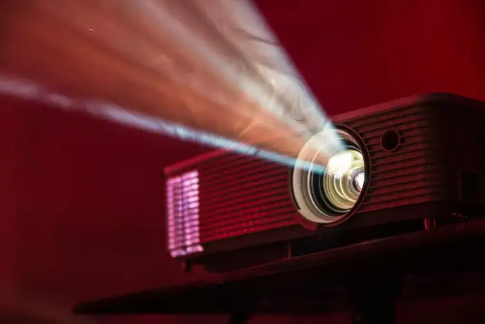 Projector Buying Guide: ઘર માટે પ્રોજેક્ટર ખરીદતા પહેલાં બ્રાઇટનેસ, પિક્ચર ક્વોલિટી અને ટકાઉપણામાં શું તફાવત છે તે જાણી લો! 1 Projector Buying Guide