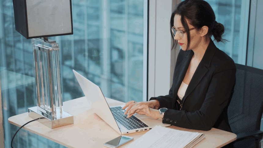 Gender Pay Gap: દુનિયાનો એકમાત્ર દેશ જ્યાં પુરુષો કરતાં વધુ પગાર કમાય છે મહિલાઓ! 1 lapjvymm