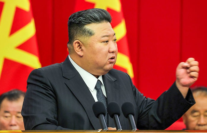 North Korea Escalates Threat: કિમ જોંગ ઉન ગુસ્સે ભરાયા! અમેરિકન એરક્રાફ્ટ કેરિયર દક્ષિણ કોરિયા પહોંચતા ઉત્તર કોરિયાએ આપી 'મોટી કાર્યવાહી'ની ધમકી! 1 North Korea Escalates Threat