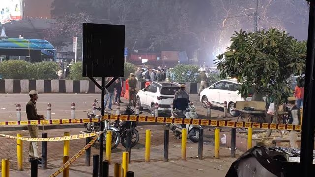 Delhi Red Fort Blast Updates: લાલ કિલ્લા વિસ્ફોટ બાદ દિલ્હીથી મુંબઈ સુધી હાઈ એલર્ટ, NIA અને NSG તપાસમાં 1 Delhi Red Fort Blast Updates