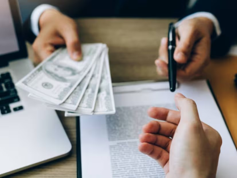 Loan Guarantor Legal Risks: લોન ગેરેન્ટર બનતા પહેલા ૧૦૦ વખત વિચારજો! જો મિત્ર EMI નહીં ભરે, તો બેંક તમારી પ્રોપર્ટી વેચીને પણ વસૂલશે – જાણો કાયદાકીય જોખમો 1 Loan Guarantor Legal Risks