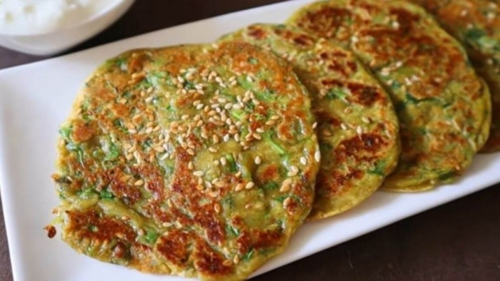 Bajra Chilla Recipe: ઠંડીમાં હેલ્ધી અને ગરમ નાસ્તો: ફાઇબર, આયર્ન અને પ્રોટીનથી ભરપૂર બાજરીનાં ચીલ્લા બનાવો! સુગર કંટ્રોલમાં રાખતી આ સ્વાદિષ્ટ રેસિપીની પરફેક્ટ રીત જાણો 1 Bajra Chilla Recipe
