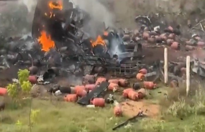 Tamil Nadu Cylinders Truck Blast: તમિલનાડુમાં LPG સિલિન્ડર ભરેલી ટ્રક પલટી: અરિયાલૂર નજીક એક પછી એક સિલિન્ડર વિસ્ફોટ, ૨ કિલોમીટર દૂર સુધી સંભળાયો ધડાકો! 1 Tamil Nadu Cylinders Truck Blast