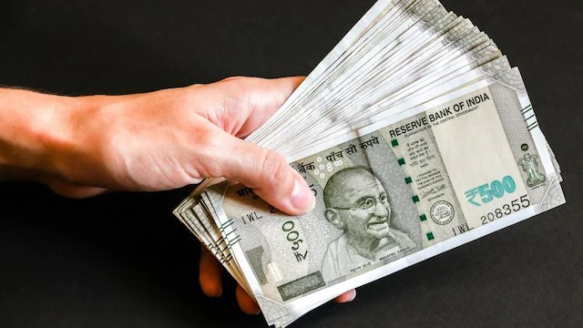 Indian Rupee Record Low: રૂપિયો રેકૉર્ડ નીચલા સ્તરે: ડૉલર સામે મૂલ્ય પહેલીવાર ૯૦ ને પાર, RBI ના હસ્તક્ષેપ છતાં સતત પાંચમા દિવસે ઘટાડો; જાણો કારણ 1 Indian Rupee Record Low