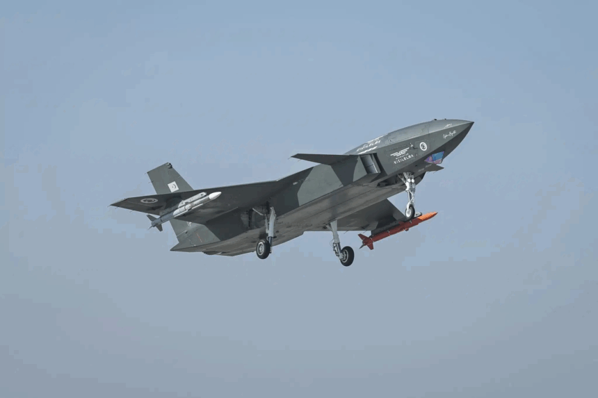 Turkey Unmanned Fighter Jet: માનવરહિત યુદ્ધમાં મોટો ઇતિહાસ: તુર્કીના ફાઇટર જેટએ હવામાં મિસાઇલથી વિમાનને તોડી પાડ્યું; ભારતીય સુરક્ષા માટે નવી ચિંતા 1 Turkey Unmanned Fighter Jet
