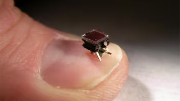 Micro-Robot Healthcare: મેડિકલ સાયન્સ: મીઠાના દાણાથી પણ નાનો રોબોટ તૈયાર, હવે નસમાં જઈને દવા પહોંચાડશે; ૧૦ વર્ષમાં માનવ સારવારમાં ક્રાંતિ 1 Micro-Robot Healthcare