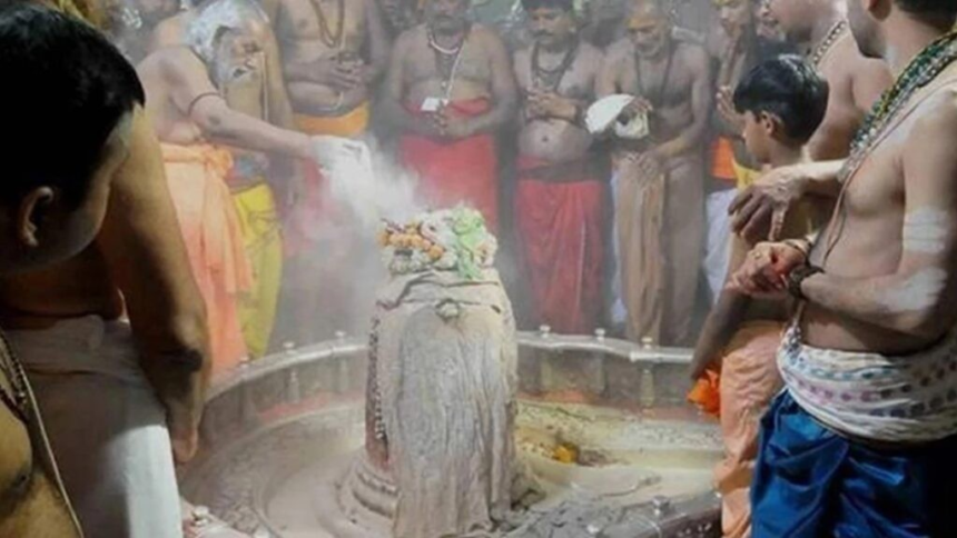 Mahakal Bhasm Aarti: મૃત વ્યક્તિની રાખ સાથે મહાકાલની ભસ્મ આરતી કેમ કરવામાં આવતી હતી? જાણો કે આજે પણ તે કરવામાં આવે છે કે નહી ? જાણો આખી વિગત 1 Mahakal Bhasm Aarti