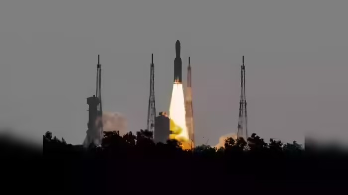ISRO LVM3 Bluebird satellite launch: ઇસરોનો વધુ એક ધમાકો! ૨૪ ડિસેમ્બરે લોન્ચ થશે ‘બ્લૂ બર્ડ બ્લોક-2’ સેટેલાઇટ, હવે ટાવર વિના પણ સ્માર્ટફોનમાં ચાલશે હાઈ-સ્પીડ ઇન્ટરનેટ 1 ISRO LVM3 Bluebird satellite launch