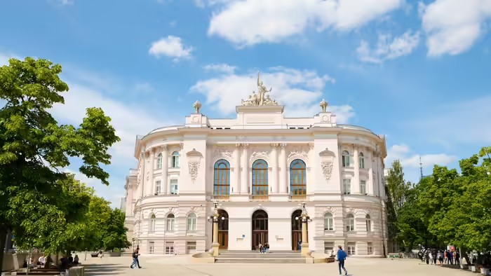 Study In Poland: બ્રિટન-જર્મની છોડો, પોલેન્ડ ચાલો! રહેવા-ખાવાનો ઓછો ખર્ચ અને ડિગ્રી મળતા જ જોબની ગેરંટી, જાણો અહીંની ટોપ યુનિવર્સિટીઓ અને કોર્સની વિગત 1
