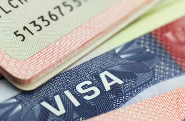 H-1B Visa News: H-1B વિઝા ફીમાં તોતિંગ વધારો: ટ્રમ્પ સરકાર સામે ૨૦ રાજ્યોએ ઠોક્યો કેસ, ટેકથી લઈને હેલ્થકેર સેક્ટર પર મોટું સંકટ 1
