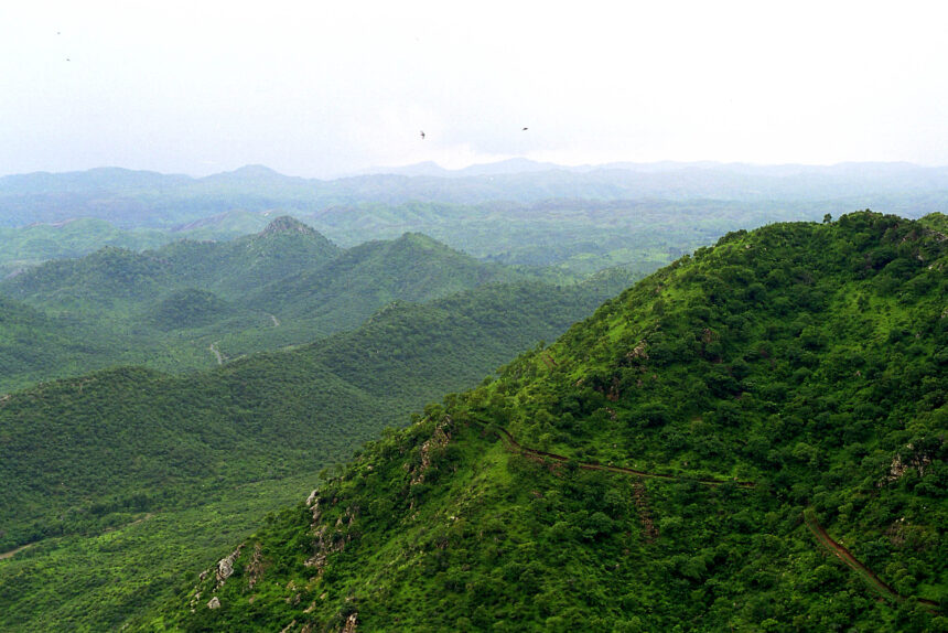Aravalli Mining Impact India: વિકાસ કે વિનાશ? અરવલ્લીમાં ખનનને સુપ્રીમ કોર્ટની લીલી ઝંડી, કુદરતી રક્ષણકવચ સામે તોળાતું મોટું સંકટ 1 Aravalli