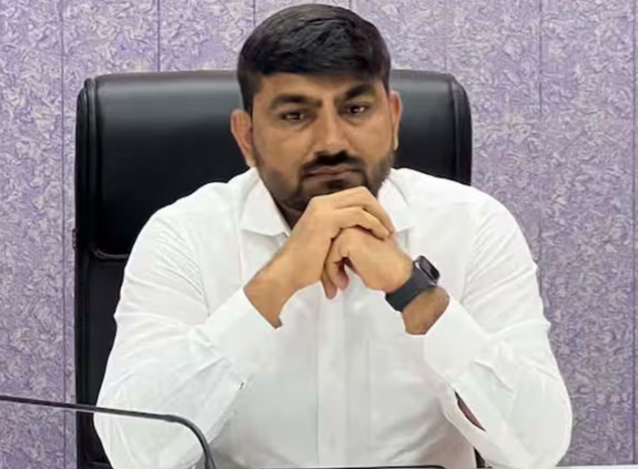 ED investigation in Gujarat: માત્ર અધિકારી જ કેમ? ૧૫૦૦ કરોડના કૌભાંડમાં ઉચ્ચ અધિકારીઓ અને રાજકીય આકાઓ ક્યાં? સુરેન્દ્રનગર કેસમાં ED ની તપાસ સામે ઉઠ્યા ગંભીર સવાલો, શું ઈમાનદારીની કિંમત ચૂકવવી પડી? 1 Screenshot 2025 12 24 115159