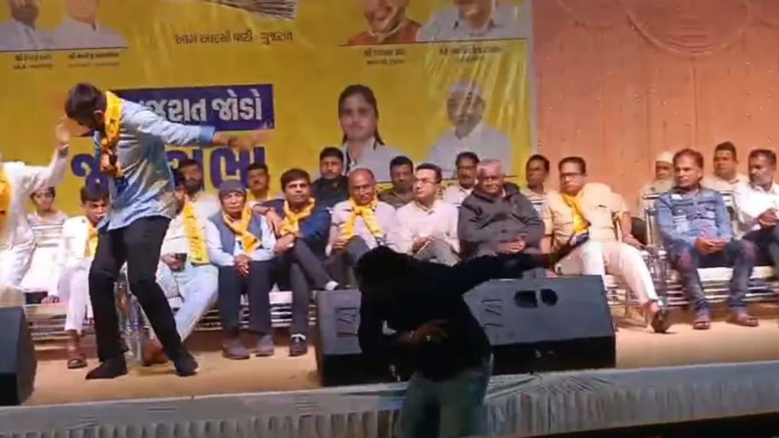 Gopal Italia Shoe Thrown: જામનગરની ઘટના: AAPના ધારાસભ્ય ગોપાલ ઇટાલિયા પર 'ગુજરાત જોડો યાત્રા' દરમિયાન જૂતું ફેંકાયું 1 al6y4jug
