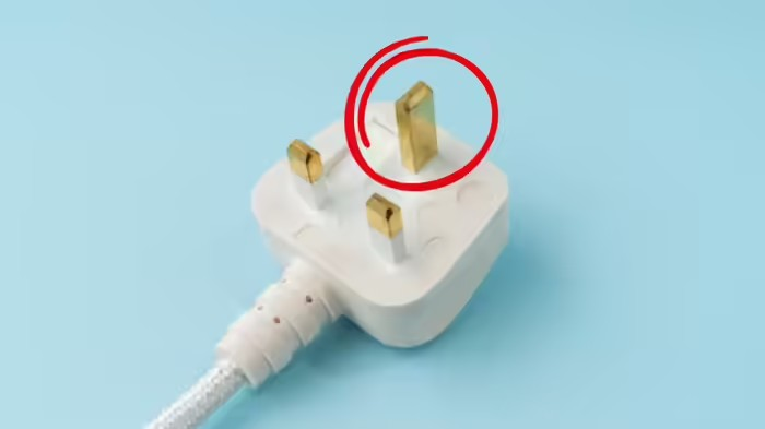 Three pin plug importance: કેમ પ્લગમાં હોય છે આ ત્રીજી જાડી પિન? માત્ર બે પિનથી પણ ચાલે છે કામ, તો આ વધારાની પિન પાછળનું શું છે રહસ્ય? જાણો અસલી કારણ 1 bawts8pg