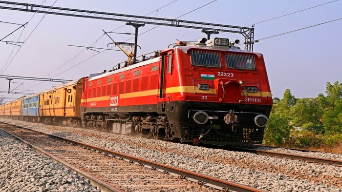 Indian Railways: તત્કાલ ટિકિટ માટે હવે આધાર કાર્ડ છે જરૂરી, જાણો ભારતીય રેલવેએ મુસાફરોની સુવિધા માટે વર્ષ ૨૦૨૫ માં કયા મોટા ફેરફારો કર્યા 1 cqdbn5i8