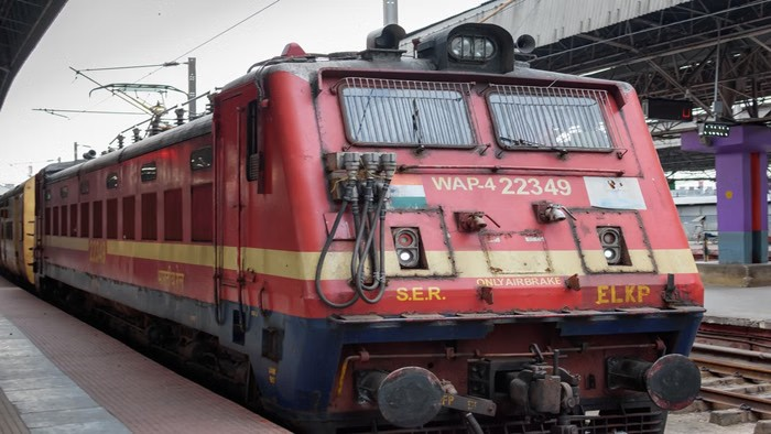 Indian Railways general coach: સીટ ૧૦૦ અને મુસાફરો ૨૫૦! જાણો ભારતીય રેલવેના જનરલ કોચમાં કેટલા લોકો પ્રવાસ કરી શકે? 1 d6sujeqv